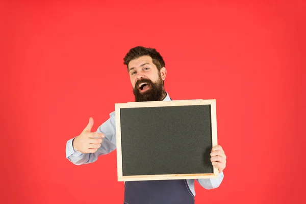 Glückliche Stunden. Café-Shop-Werbung. Mann bärtiger Hipster in Schürze. Koch mit Kopierplatz an der Tafel. Werbeplatz. Typen, die Informationen zeigen. Ladenverkauf. Schwarzer Freitag Rabatt. Werbekonzept — Stockfoto