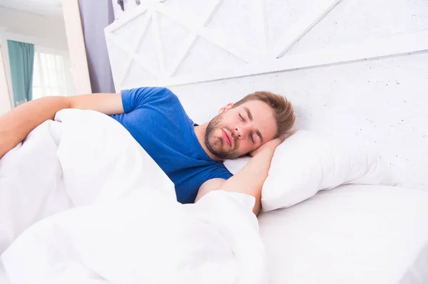 Tips tidur lebih baik. Pria berjenggot tidur wajah santai. Mempertahankan ritme sirkadian yang konsisten sangat penting untuk kesehatan umum. Pria tampan tidur. Dapatkan jumlah tidur yang cukup setiap malam — Stok Foto