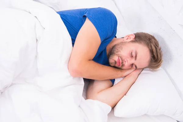 Duerme lo suficiente cada noche. Hombre barbudo durmiendo cara relajante. Mantener un ritmo circadiano consistente es esencial para la salud general. Un hombre guapo durmiendo. Consejos para dormir mejor — Foto de Stock