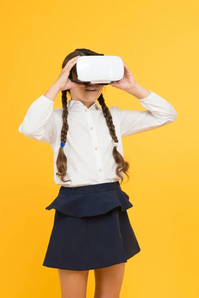 Einblicke in die immersive virtuelle Realität in realen Klassenzimmern. Veränderung der digitalen Erfahrungen, wie wir lernen und schaffen. digitale virtuelle Zukunft und Innovation. kleines Kind im vr-Headset. Virtuelle Bildung — Stockfoto