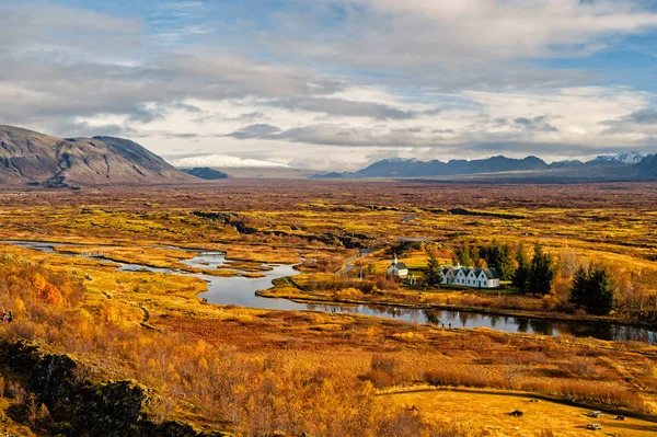 아이슬란드에서 Haukadalur 골짜기입니다. 강 계곡에 아름 다운 풍경입니다. 평화로운 자연 환경에서 작은 건물. 계곡에는 화창한가 날 흐린 하늘을 풍경입니다. 골짜기의 놀라운 아름다움 — 스톡 사진