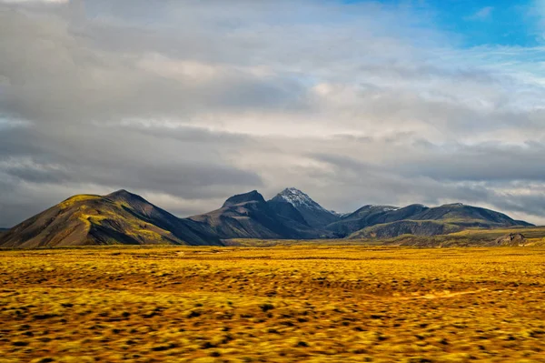 아이슬란드의 하이랜드 개념입니다. 아이슬란드에서 Haukadalur 골짜기입니다. 계곡에 아름 다운 풍경입니다. 평화로운 자연 환경입니다. 계곡에는 화창한가 날 흐린 하늘을 풍경입니다. 골짜기의 놀라운 아름다움 — 스톡 사진
