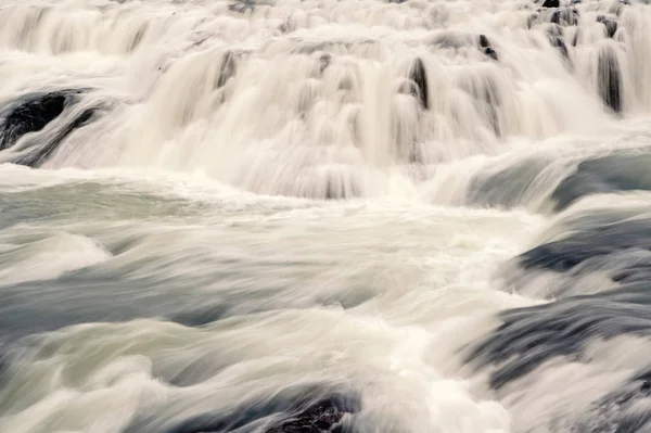 Cascada Gullfoss situada en el río Cañón al suroeste de Islandia. Flujos de agua. Cascada naturaleza paisaje. Concepto de destinos turísticos. Catarata atracción turística popular. Cascada rápida del río —  Fotos de Stock