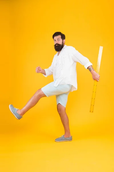 Tamanho alto e comprimento. Tamanho grande. Medida. Teorema da geometria. Tamanho real. Professora. Pequeno pequeno grande grande. O tamanho realmente importa. Um metro. Homem barbudo hipster segurando governante. Comprimento da medida — Fotografia de Stock