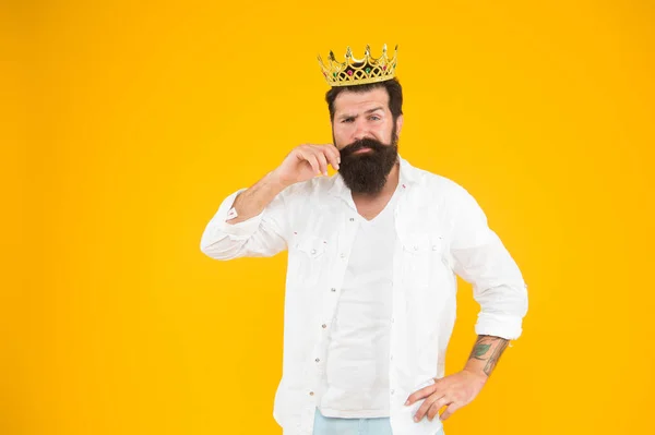 Complejo de superioridad. Una persona narcisista. Ama tú mismo. Rey corona. Hombre egoísta egoísta. Hombre barbudo con ropa blanca. Sentido de auto importancia. Ser rey de la responsabilidad. Guapo barbudo chico rey —  Fotos de Stock