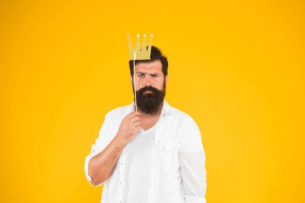 Fotobås kul. Skäggig man kung kostym fest. Snygg skäggig kille kung. Festens kung. Kostymfest. Helgkarnevalsfirande. Födelsedagspojken. Guy i gul bakgrund poserar med bås rekvisita — Stockfoto