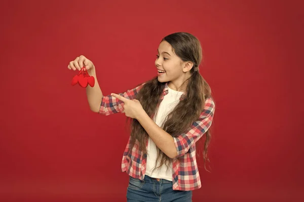 Saint Valentin. Couleur rouge. Petite fille au look mignon. Enfant heureux avec coeur décoratif. heureuse petite fille. Amour et famille. Le bonheur de l'enfance. Vacances de février. Journée de l'enfance. L'amour est dans l'air — Photo