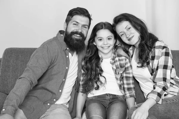 Famiglia felice insieme. Bambina con i genitori. fiducia e relativi legami. uomo barbuto e donna con bambino. famiglia felice rilassarsi a casa. week end in famiglia. madre e padre amano figlia bambino — Foto Stock