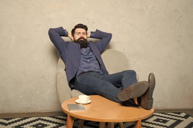 Yapılan işten memnun. İş yerinde bir erkek. Takım elbiseli bir iş adamı. İnsanoğlunun başarısı. Kendine güvenen bir adam. Sakallı adam. Başarıyı hisset. Sakallı, olgun bir hippi. İş başarısı. Modern iş adamı