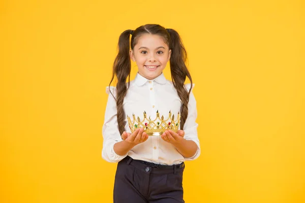 Hermosa princesa. Reina de clase. Concepto de competencias escolares. Adorable niña coronada campeona. Feliz coronación ganadora. Es lo mejor. Vida de princesa. Símbolo de lujo. Princesa pequeña — Foto de Stock