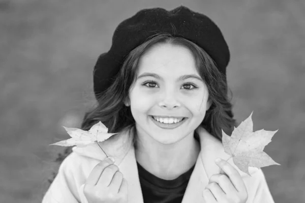 子供の女の子の笑顔は、カエデの葉を保持します。秋のメープルと子の葉徒歩。居心地のよさ、秋はちょうど約です。小さな女の子は、秋のシーズンに興奮します。秋のベスト シーズンを回すためのヒント — ストック写真