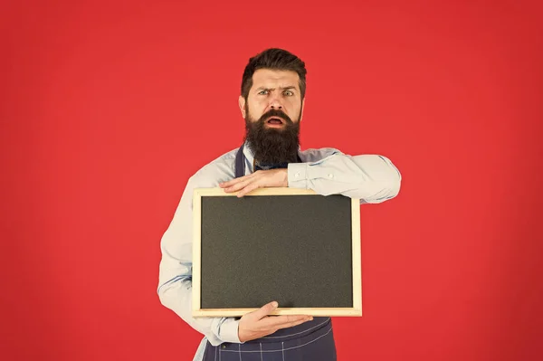 Problemas técnicos. Hipster camarero mostrar espacio de copia pizarra. Personal del restaurante Hipster. Hipster informándote. Hombre barbudo camarero o cocinar en delantal mantenga pizarra en blanco. Concepto de lista de precios —  Fotos de Stock