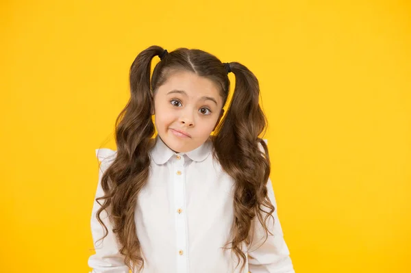 Nie jestem pewien. Urocza uczennica. Uczennica uczeń długie włosy słodkie ponytails fryzurę. Program edukacyjny. Homeschooling lub zwiedzanie regularnej szkoły. Efektywność studiów. Uczuciowe wyrażenie uczennica — Zdjęcie stockowe