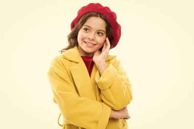 Rüya gibi ruh hali. Erkek için şık bere aksesuar. Moda kız gibi giyinmek. Küçük şirin kız beyaz izole şapkalı poz yüzü gülen çocuk. Bahar moda. Küçük çocuklar için Moda Aksesuar