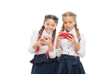 Dünya çapında ağ. İnternet kaynağının çocuklar için tehlikeleri var. Kız okulu üniforması internette sörf yapıyor. Öğrenci kızlar mobil internet akıllı telefonu kullanır. Okul başvurusu akıllı telefon. Gezici bağımlılık. Modern hayat