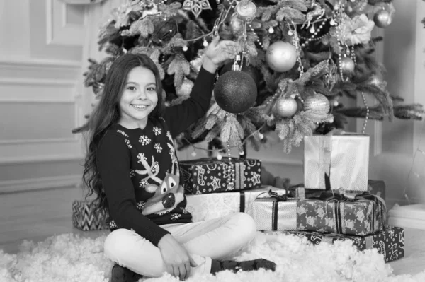 Pequena menina feliz no Natal. menina criança gosta de presente de Natal. Feliz Ano Novo. No Natal. O miúdo aproveita o feriado. Na manhã anterior ao Natal. Férias de Ano Novo. Venha Santa Cláusula e não demore — Fotografia de Stock