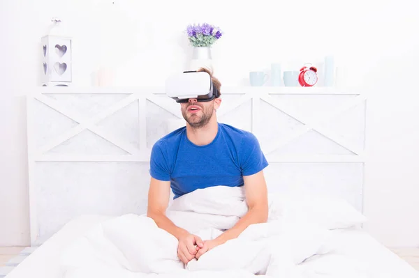 Risveglio cosciente. Ritorna alla realtà. Uomo esplorare vr mentre si rilassa a letto. Tecnologia VR e futuro. Comunicazione VR. Impressioni emozionanti. Risveglio dalla realtà virtuale. Gioco di spazio aumentato — Foto Stock