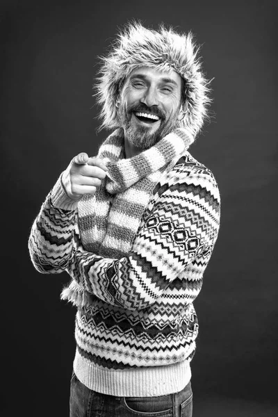 Kahkaha atıyorum. Sakallı adam şapka ve eşarp ile kazak accessorizing. Bir kış topluluğu onu soğuktan korur. İnsan için kışlık gardırop. Soğuk hava tarzında olgun model, vintage filtre — Stok fotoğraf