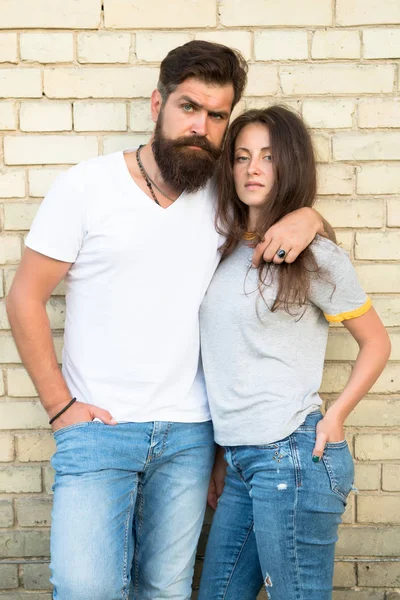 Tuğla duvar arka plan üzerinde sarılma aile çift. Sakallı adam ve seksi kadın sarılma. Şehvetli bir çift. Aile günü. Sevgi dolu insanların dikkatli sarılması. Sadece birlikte takılalım. Aşık Çift