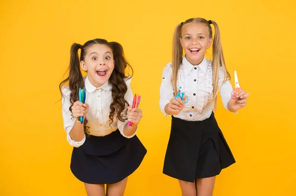 Facciamo qualcosa di fantastico. Artigianato creativo. Attività hobby di fare articoli decorativi a mano. Ragazze bambini creativi. Artigianato per bambini delle elementari. Le studentesse tengono forniture scolastiche artigianato — Foto Stock