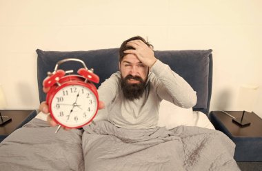 Bu gürültüden nefret ediyorum. Sabahın erken saatlerinde uyanma sorunu. Erken kalk. Erken kalkmak için bahşiş. Sakallı hippi uykulu adam uyanıyor. Sağlıklı yaşam tarzı için günlük program. Alarm çalıyor.