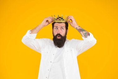 Kendini öneme sahip bir his. Yakışıklı sakallı kral. Tatil karnaval kutlaması. Süperstar konsepti. Sakallı adam kral kostüm partisi. Üstünlük kompleksi. Kendini sev. Partinin kralı. Kostüm partisi