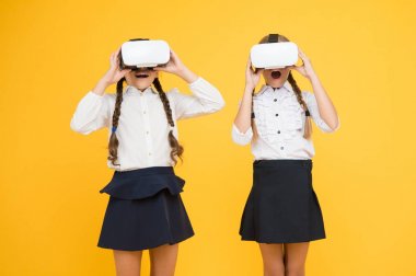 Çocuklar modern Vr teknolojisini kullanıyor. Sanal gerçeklik. Vr kulaklık. Gelecekteki eğitim. Çocuk kız öğrenciler kablosuz Vr gözlük takıyor. Artırılmış gerçekliği keşfetmek. Deneyimler projeleri iletişim kurar ve yönetir