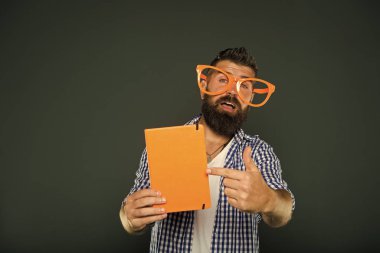 Bu kitaba bak. Ders kitabı işaret parti bardaklarda sakallı adam. Kitap nerd çalışma. Kitap nerd süslü gözlük takıyorum. Üniversite erkek öğrenci ders notları ile