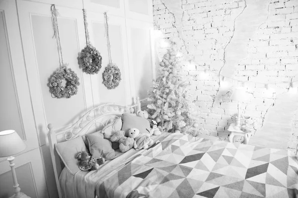 Feliz Navidad y Felices Fiestas. Navidad. Hermosa habitación decorada con árbol y juguetes. Composición navideña. La mañana antes de Navidad. Vacaciones de año nuevo. Feliz año nuevo. Nuestra casa —  Fotos de Stock