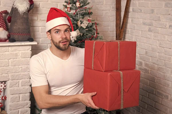 På morgonen innan Xmas. leverans julklappar. Online julhandeln. Nytt år scen med träd och gåvor. santa lycklig. mannen i santa hatt hålla julklapp. God Jul. Till dig — Stockfoto