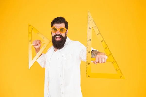 Educación universitaria universitaria. Conocimiento del poder. Triángulo nerd barbudo. Estudiante inteligente. Profesor de geometría. Estudiante usando instrumento de medición. Estudiante de arquitectura de ingeniería. Regreso a la escuela — Foto de Stock