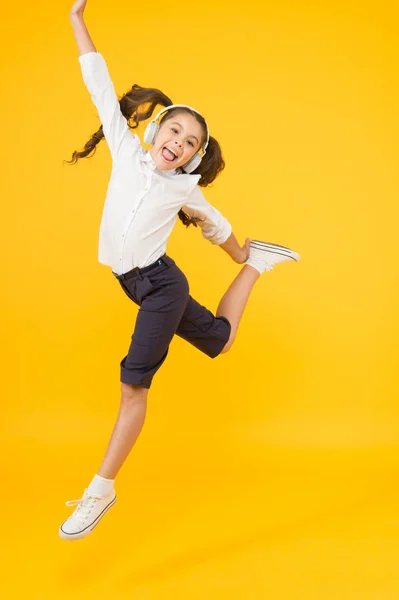 Lição de dança. Criança gosta de som musical. Escola de áudio. Escola em casa. Pequena menina pupila fones de ouvido. Criança feliz ouvir música. Canta a canção. Livro áudio. Educação e conceito divertido. Educação online — Fotografia de Stock