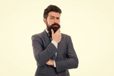 İş yerinde erkek modası. Resmi takım elbiseli bir iş adamı. Zarif kıyafetli bir adam. İş için. Modern zarif iş adamı. Kendine güvenen acımasız bir adam. Sakallı adam. Zarif sakallı olgun bir hippi.
