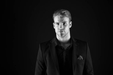 Genç ve deneyimli. Kendini moda arıyorsunuz işadamı istihdam. İş kanepe ya da uzman. Ofis çalışanı. İş adamı. Formal giyim iş adamı. Yakışıklı adam, iş tarzında kopyalama alanı