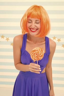Deli kız oynak ruh halinde. Lolipop güzel kızla. Seksi kadın. lolipop ile mutlu pinup modeli. Eğleniyor turuncu saçlı kız moda. Mutluluk ve dikkatsizlik. Partinin tadını çıkar. Çok eğlenceli