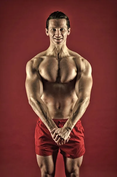 남자 근육질 운동 선수는 자신있게 서 있다. 매력적 인 남자 근육질 가슴. 훌륭 한 체격을 자랑스럽게 여긴다. 근육 보디빌더 개념. 건강하고 강하지. 마코는 근육질 몸통에 잘 어울린다. 자신을 개선하라 — 스톡 사진