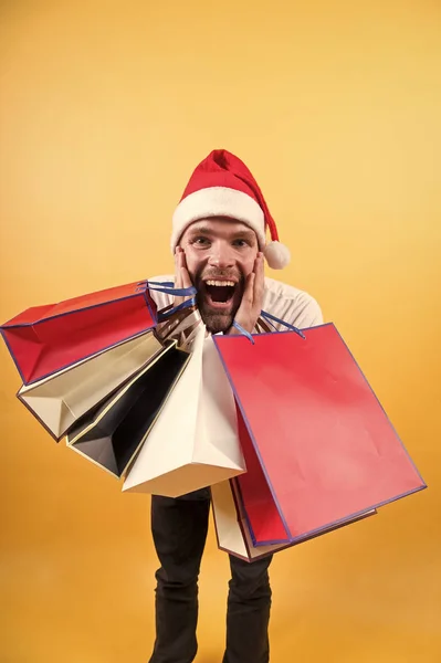 Online karácsonyi bevásárlás. Boldog Új Évet. santa kalap az ember tartsa karácsonyi ajándékot. boldog santa ember a sárga fal. A reggeli előtt Karácsony. szállítási karácsonyi ajándékokat. Boldog karácsonyt. megnéz ez — Stock Fotó