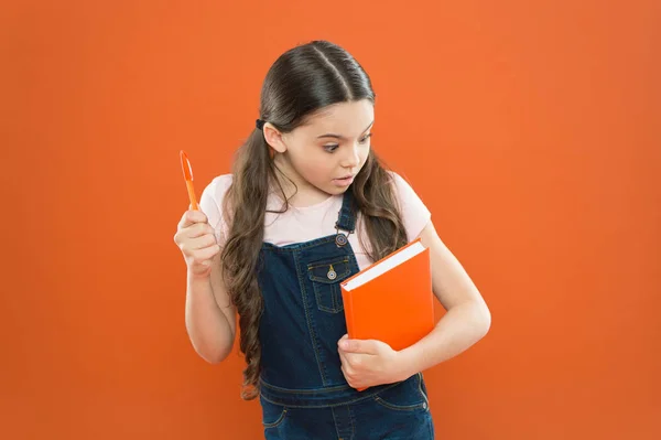 育児と幸せな子供時代。学校で勉強する。学校の初日最初のレッスンの準備ができました。9月が来た学校に戻れチャイルドホールドブック。興味深い文学だ開発と教育 — ストック写真