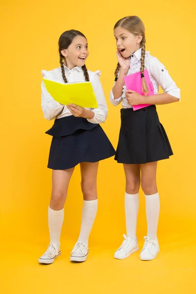 Schoolvriendschap. Meisje met kopieerboeken of werkboeken. Samen studeren. Kennisdag. Schooldag. Kinderen leuke studenten. Schoolmeisjes beste vrienden uitstekende leerlingen. Schoolmeisjes dragen schooluniform — Stockfoto