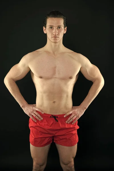 男子肌肉发达的运动员自信地站着。健康强壮。提高自己。马乔很帅, 肌肉发达的躯干。有吸引力的家伙肌肉胸部。肌肉健美的概念。以优异的造型为荣 — 图库照片