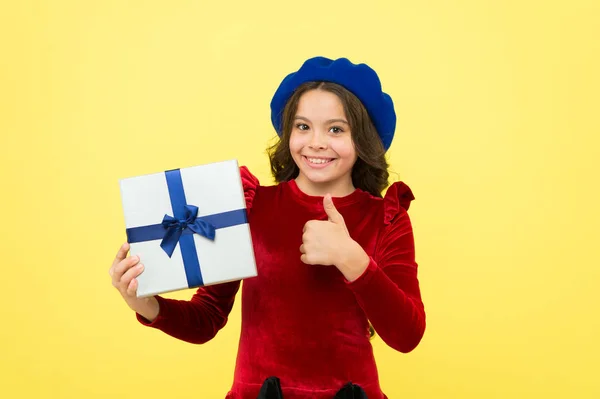 Celebra el cumpleaños. Los niños adoran el regalo de cumpleaños. Me siento agradecido por el buen regalo. Caja regalo sorpresa. Niña encantada regalo. Sorpresa inesperada. Solución de regalos para todos. Momentos de elegir el mejor regalo —  Fotos de Stock