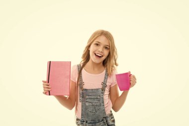 Mutlu içine kapanık. Kitap okuma boş zaman harcamak. Sakin ol molası. Kitap okurken çay içme. İçkiyle rahatlatıcı. Hoş etkinliği okuma. Kız çocuk kitap ve çay bardağı ile beyaz izole