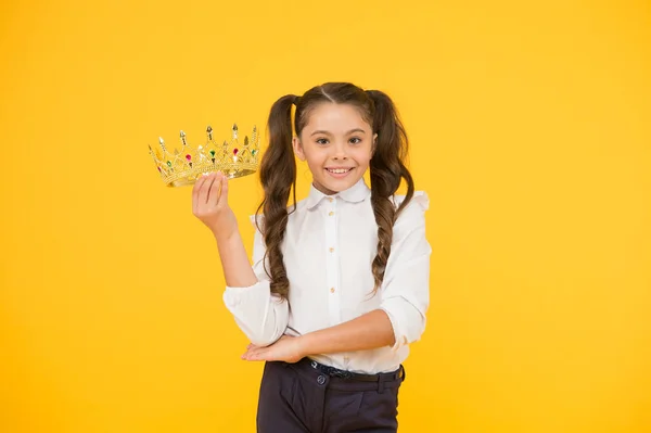 Adorable niña coronada campeona. Feliz coronación ganadora. Hermosa princesa. Es lo mejor. Vida de princesa. Símbolo de lujo. Pequeña princesa. Reina de clase. Concepto de competencias escolares — Foto de Stock