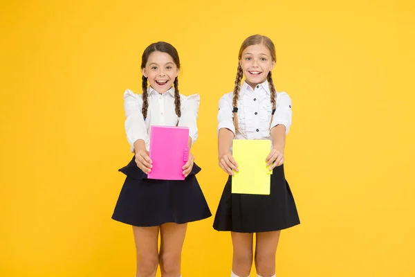 Nästa kapitel. barn lära sig grammatik. tillbaka till skolan. läsa historia. barnlitteratur. glada klasskamrater med arbetsbok. Ordbok anteckningsboken. Få information. små flickor i skoluniform — Stockfoto