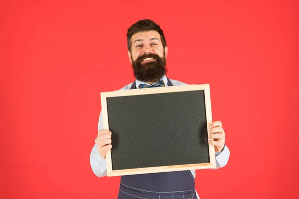 Sprzedaż sklepu. Czarny piątek rabat. Koncepcja reklamowa. Happy godzin. Reklama sklepu Cafe. Człowiek Brodaty Hipster w Apron. Szef kuchni z przestrzenią do kopiowania na tablicy. Miejsce reklamowe. Guy pokazując informacje — Zdjęcie stockowe