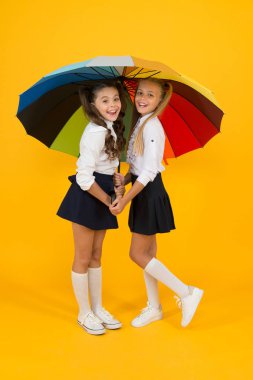 İkimiz için de yer var. Moda aksesuarı. Şemsiyeli kızlar. Yağmurlu bir gün. Mutlu bir çocukluk. Okul zamanı. Gökkuşağı şemsiyesi. Renkli bir hayat. Liseli kızlar mutlu büyük şemsiyeler. Sonbahar hava tahmini