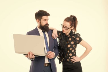 Mali göstergeler. Dizüstü bilgisayar kullanan bir çift. İş kadını ne olduğunu kontrol et. Patroniçe iş göstergelerinden memnun. Menajer sonuç verdi. İş raporları. Mali rapor