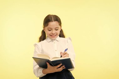 Notlar yapma. Çocuk okul üniformalı çocuk ödev yapmak. Çocuk kız okul tek tip kıyafet kitap ve kalem tutun. Kız şirin yazmak fikir notlar aşağı. Notlar hatırlamak. Kompozisyon ya da notlar yazmak. Kişisel zamanlama