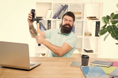Çağrı merkezinde stresli bir iş. Adam sakallı adam kulaklık ofis çekiç akıllı telefon. Bozulmuş iletişim. Başarısız mobil görüşmeler. Çağrı merkezindeki iş ile ilgili en sinir bozucu şey. Gelen arama