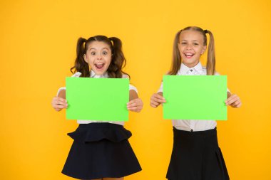 Sosyal poster fotokopi alanı. Sosyalleşme çocukların birbirleriyle nasıl geçindiğini içerir. Okulun sosyalleşmesi. Kız okul üniforması posteri. Okul konseptine geri dönelim. Liseli kızlar gösteri afişi